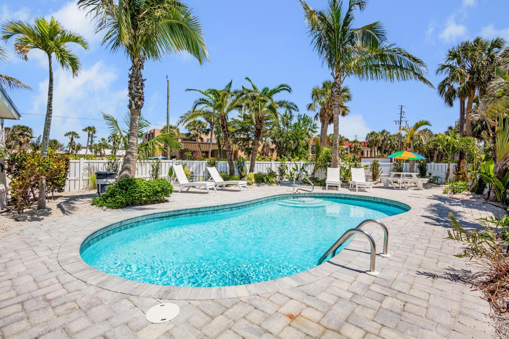 Tropical Breeze Aparthotel