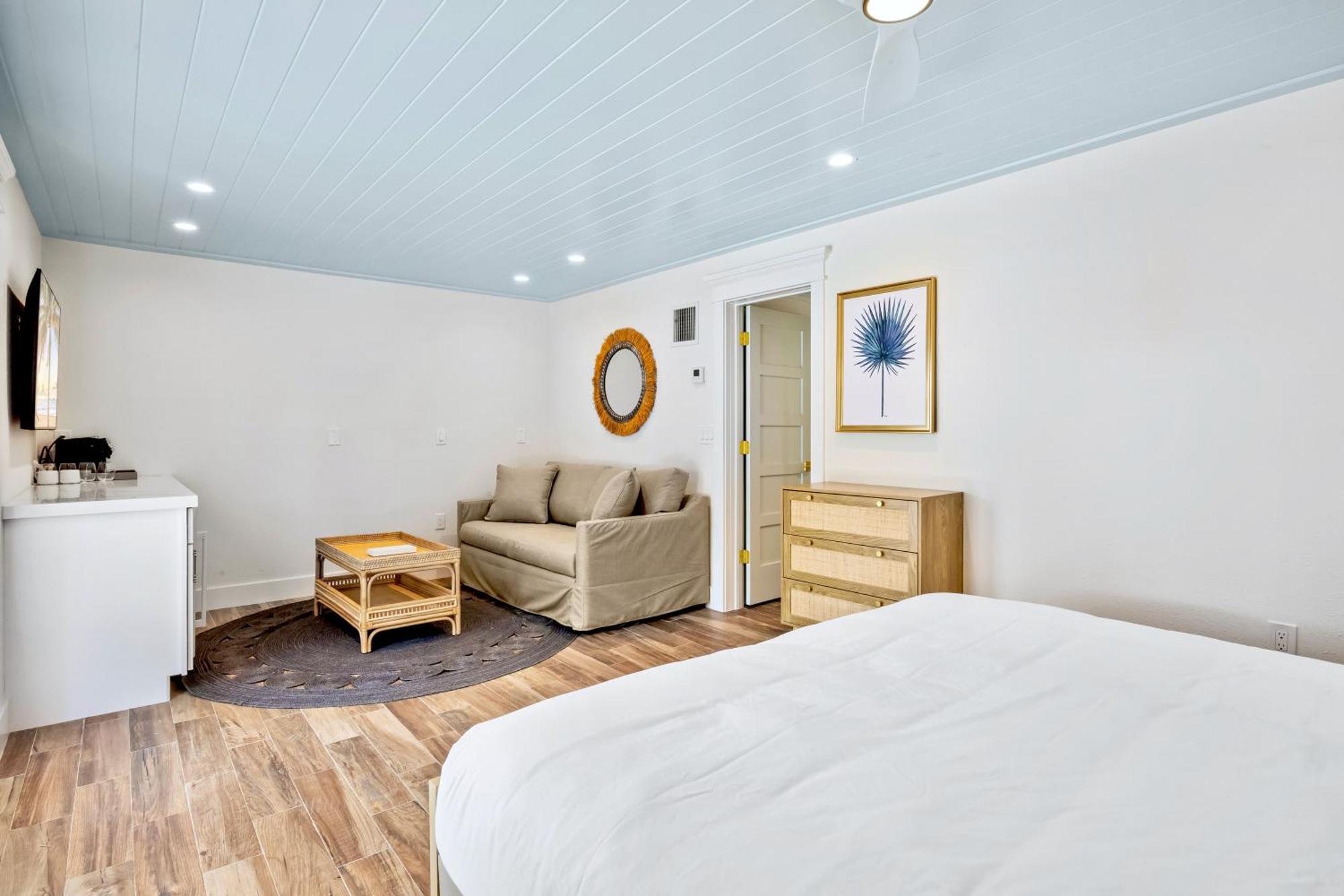 Tropical Breeze Aparthotel